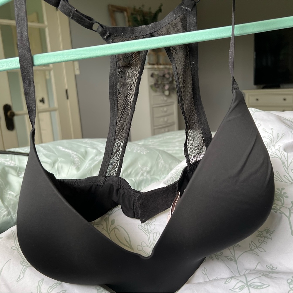 Victoria’s Secret tshirt lightly lined wireless bra. 38DD